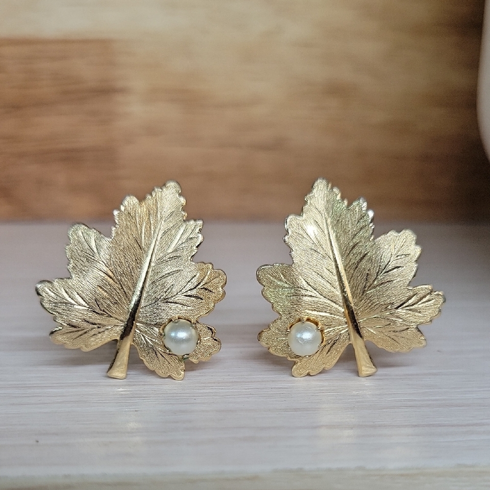 VINTAGE SARAH COVENTRY Gold Leaf Pearl Clip Earrings
